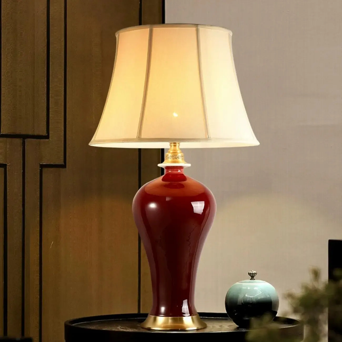 Lampe de table géométrique en céramique rouge avec interrupteur à bouton et abat-jour en tissu