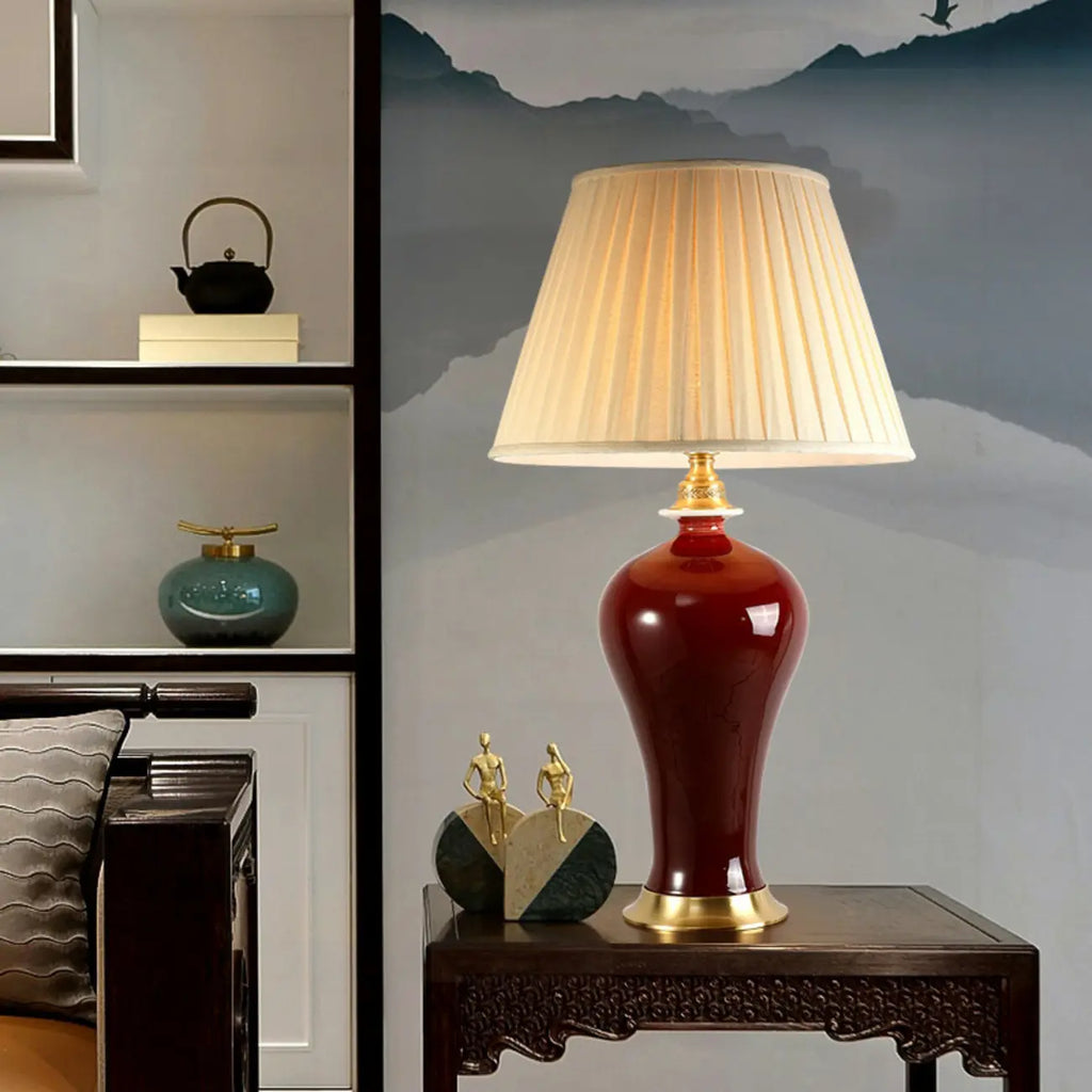Lampe de table géométrique en céramique rouge avec interrupteur à bouton et abat-jour en tissu