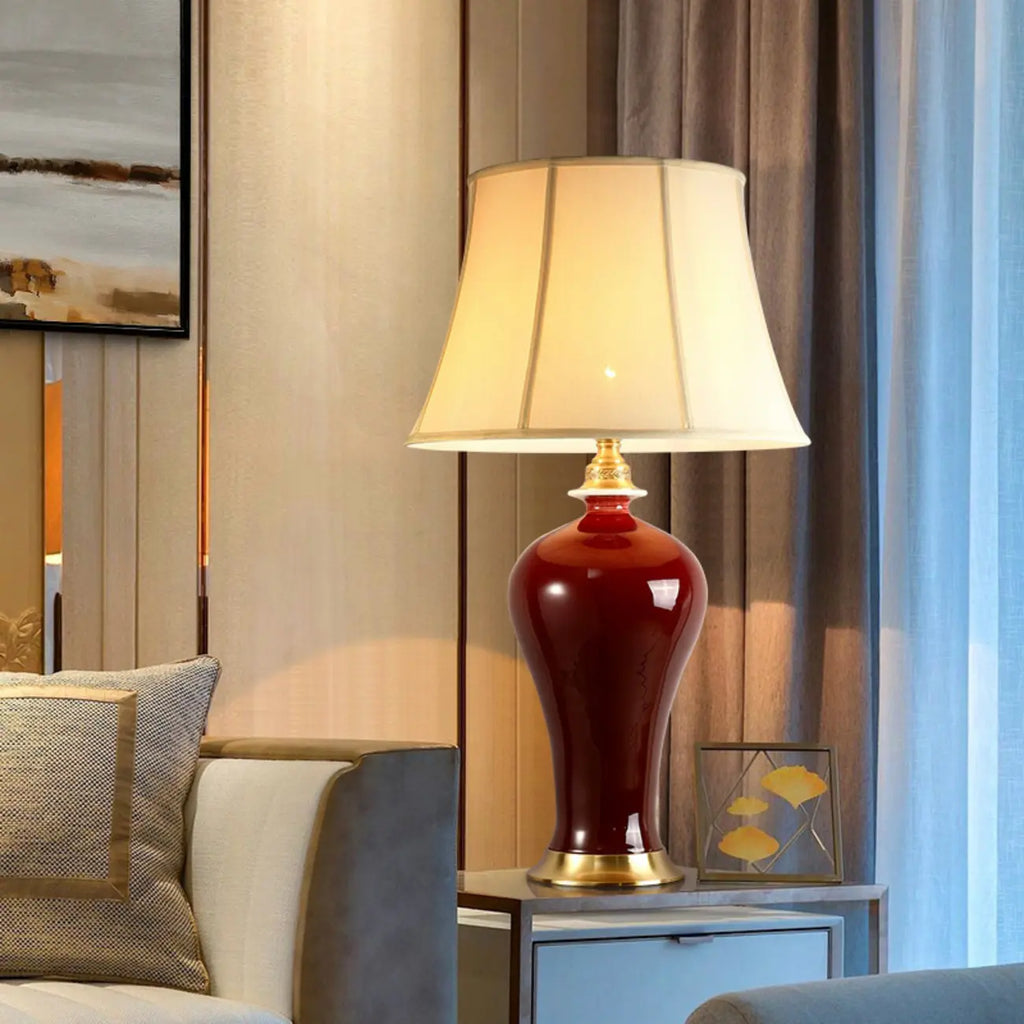 Lampe de table géométrique en céramique rouge avec interrupteur à bouton et abat-jour en tissu