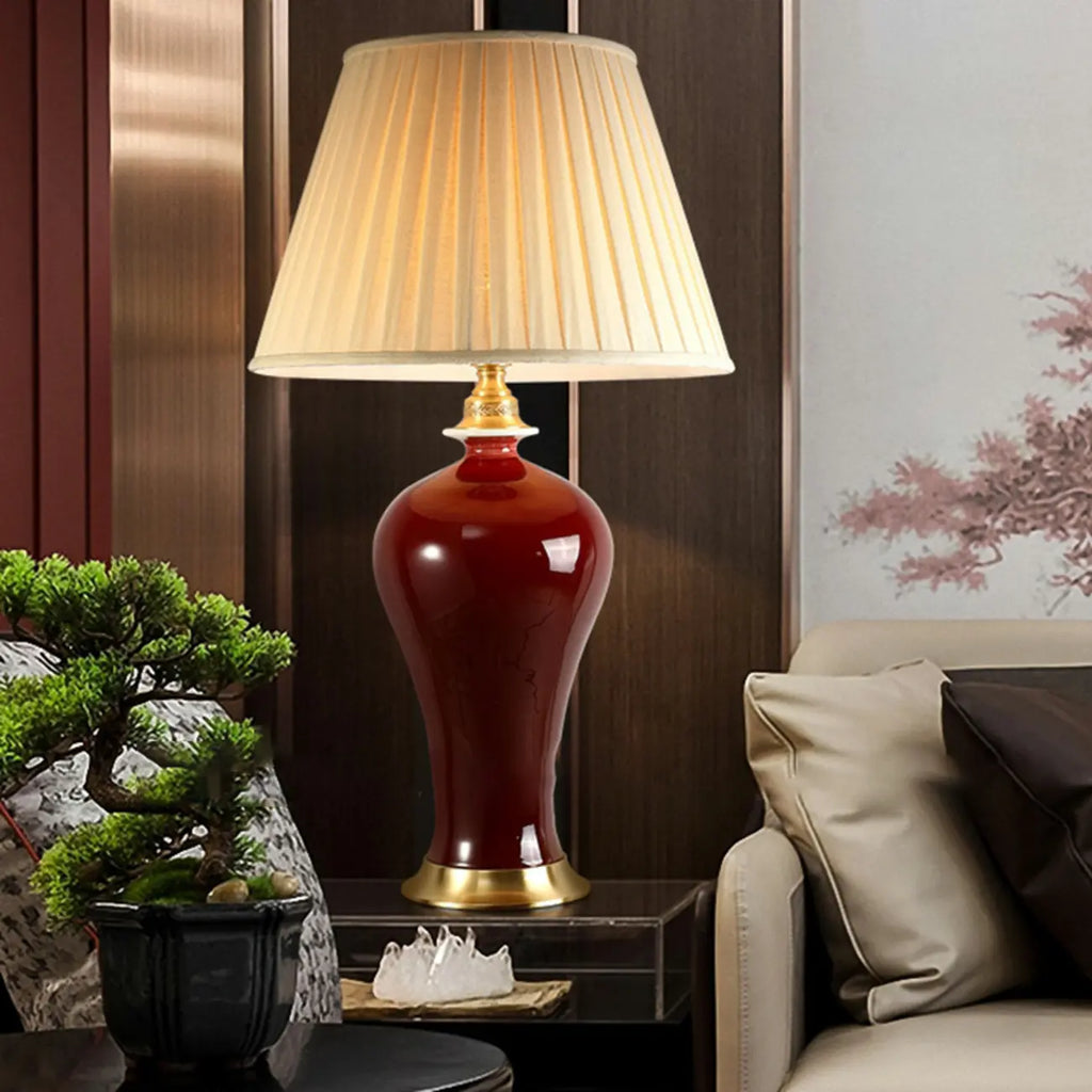 Lampe de table géométrique en céramique rouge avec interrupteur à bouton et abat-jour en tissu
