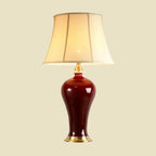 Lampe de table géométrique en céramique rouge avec interrupteur à bouton et abat-jour en tissu