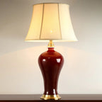 Lampe de table géométrique en céramique rouge avec interrupteur à bouton et abat-jour en tissu