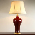 Lampe de table géométrique en céramique rouge avec interrupteur à bouton et abat-jour en tissu