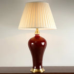 Lampe de table géométrique en céramique rouge avec interrupteur à bouton et abat-jour en tissu