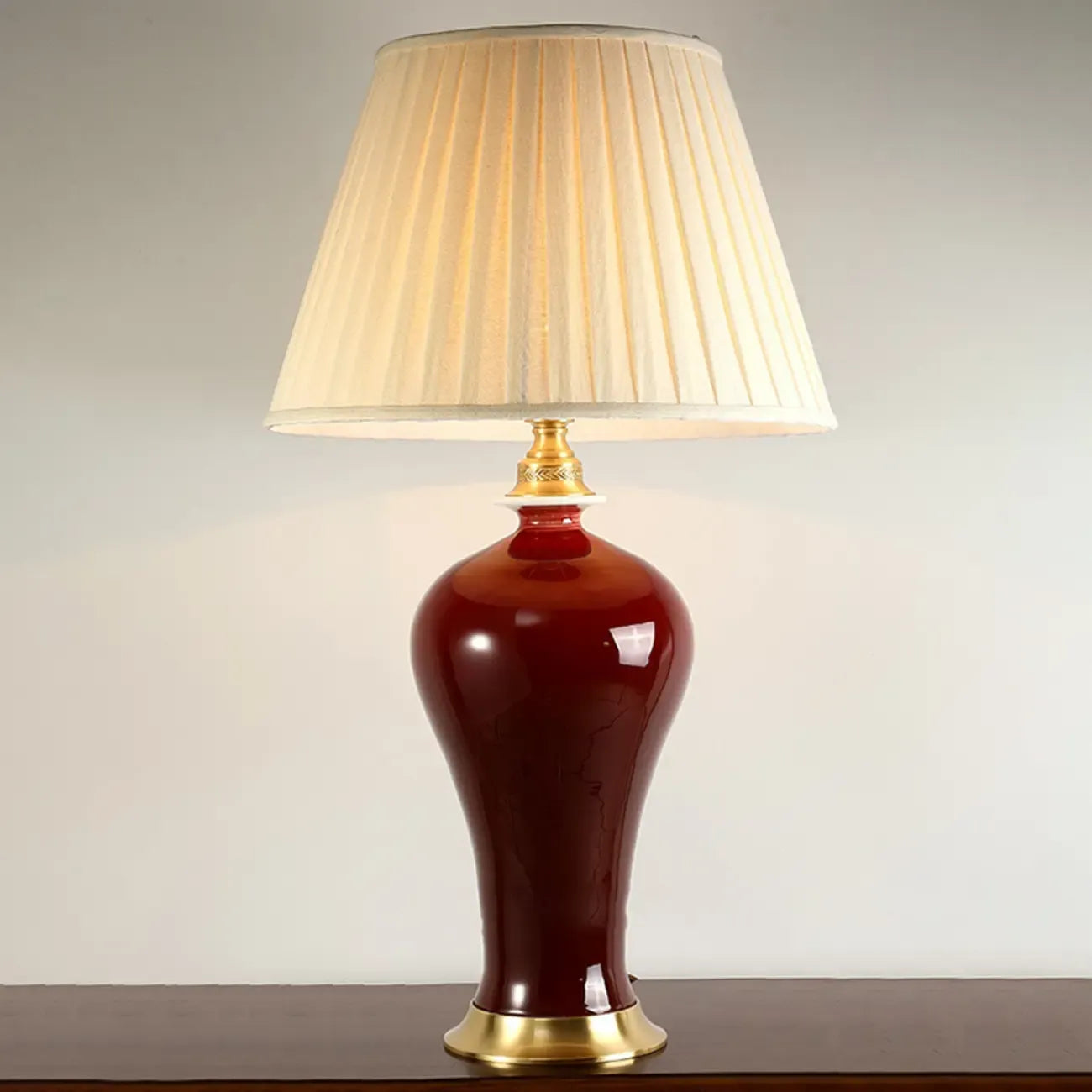 Lampe de table géométrique en céramique rouge avec interrupteur à bouton et abat-jour en tissu