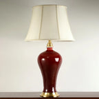 Lampe de table géométrique en céramique rouge avec interrupteur à bouton et abat-jour en tissu