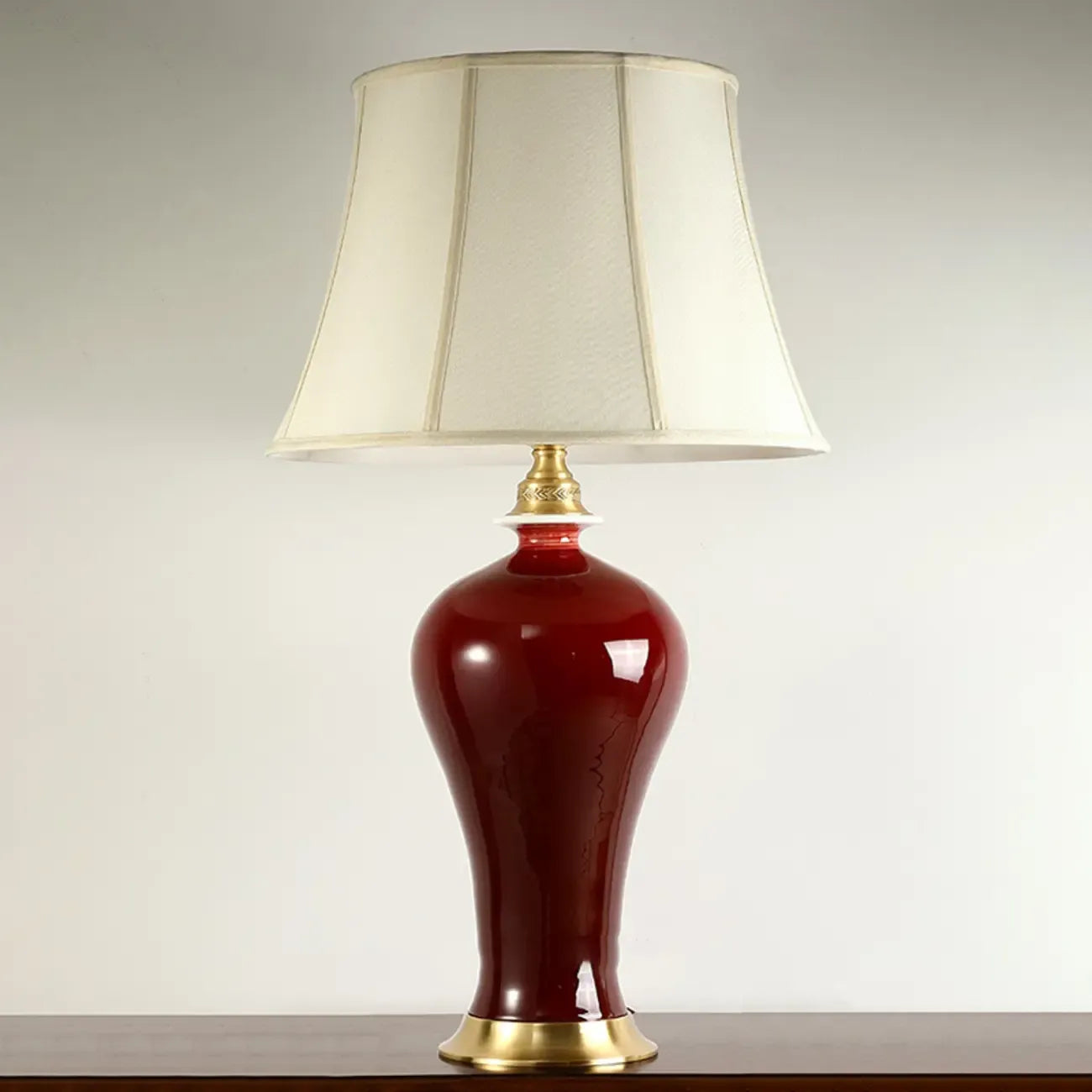 Lampe de table géométrique en céramique rouge avec interrupteur à bouton et abat-jour en tissu
