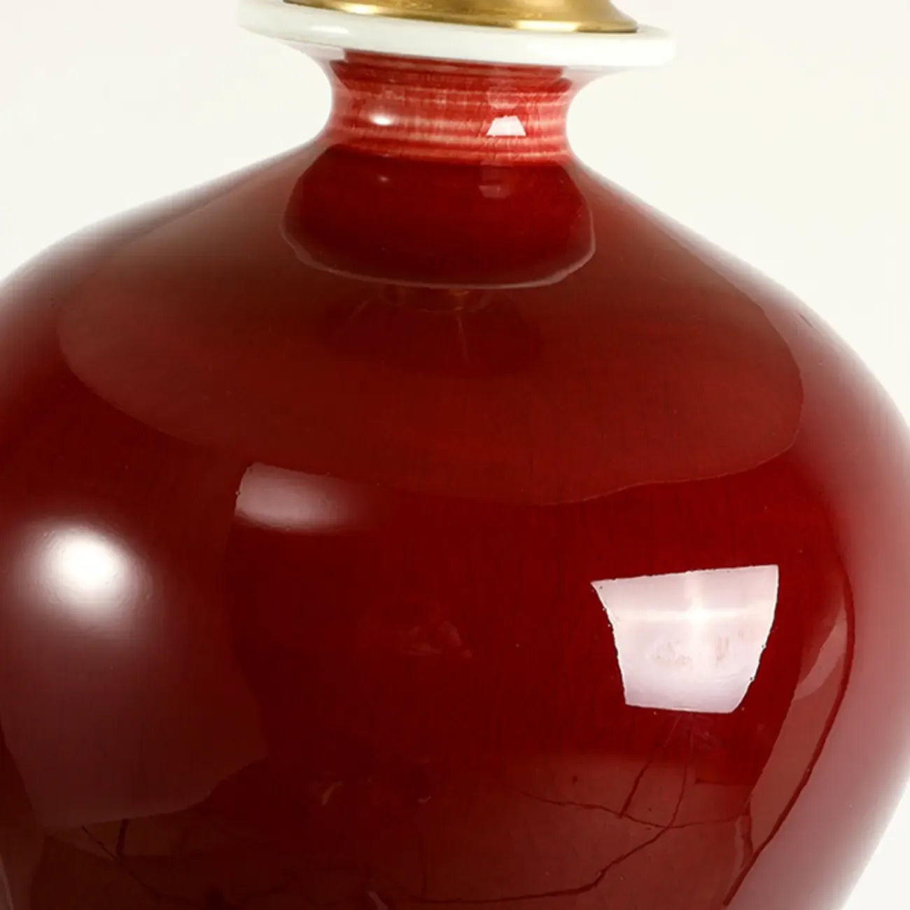Lampe de table géométrique en céramique rouge avec interrupteur à bouton et abat-jour en tissu
