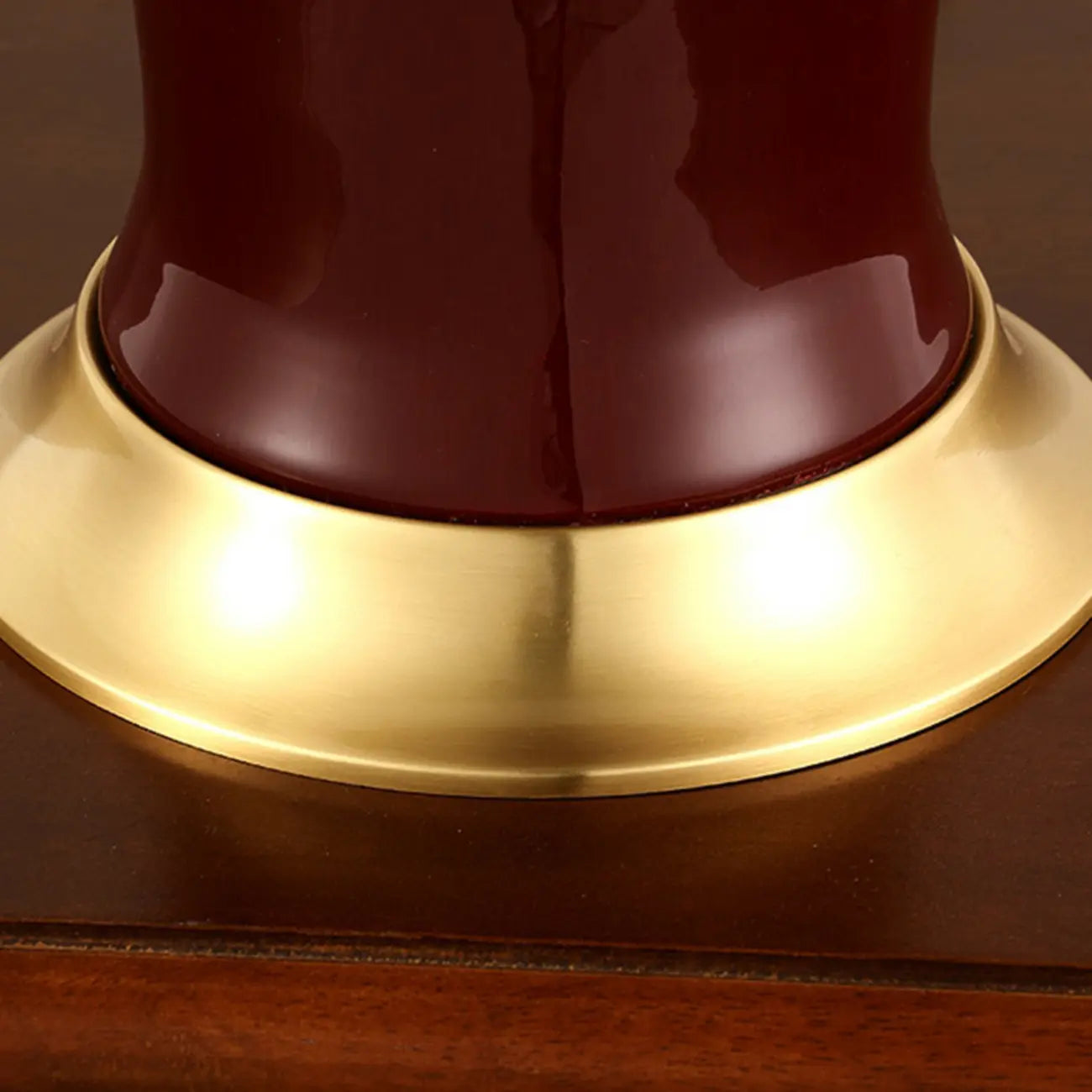 Lampe de table géométrique en céramique rouge avec interrupteur à bouton et abat-jour en tissu