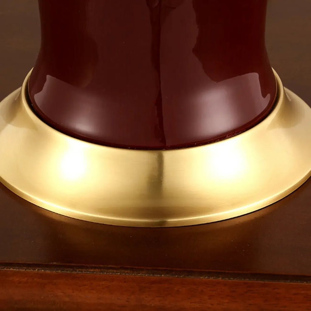 Lampe de table géométrique en céramique rouge avec interrupteur à bouton et abat-jour en tissu