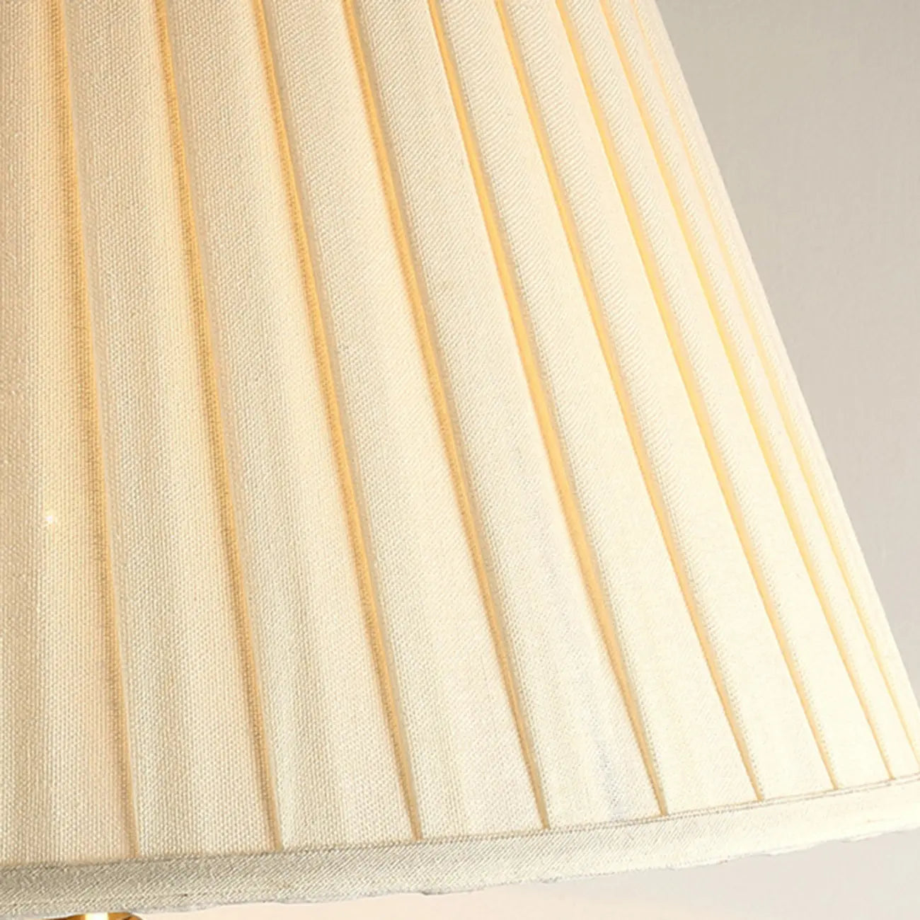 Lampe de table géométrique en céramique rouge avec interrupteur à bouton et abat-jour en tissu