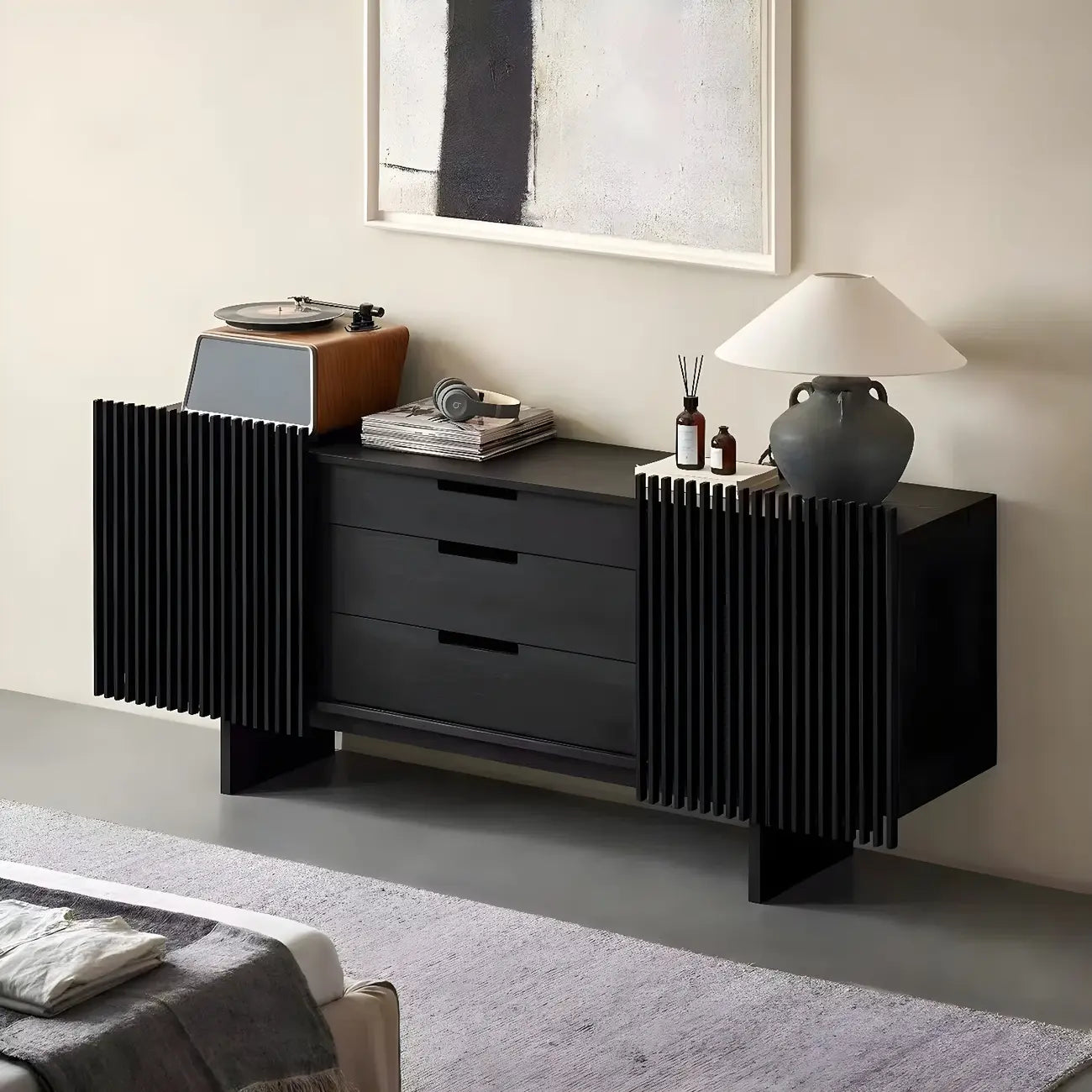 Buffet en bois noir avec portes coulissantes et tiroirs