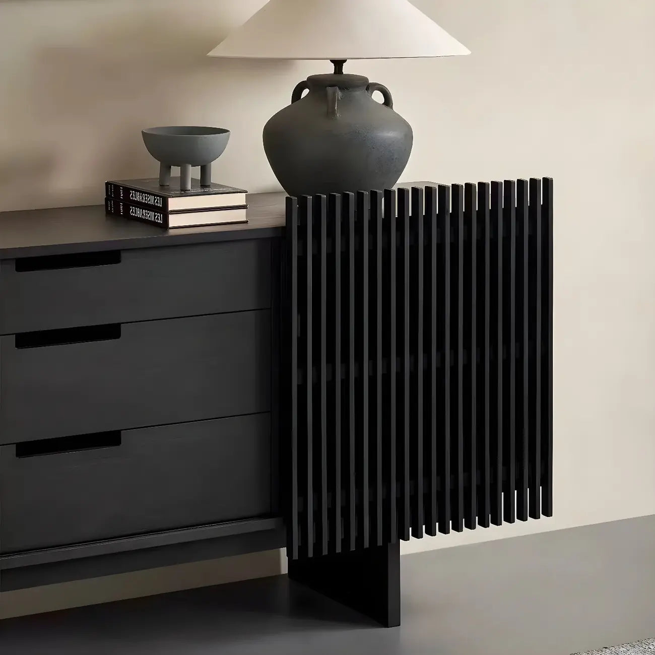 Buffet en bois noir avec portes coulissantes et tiroirs
