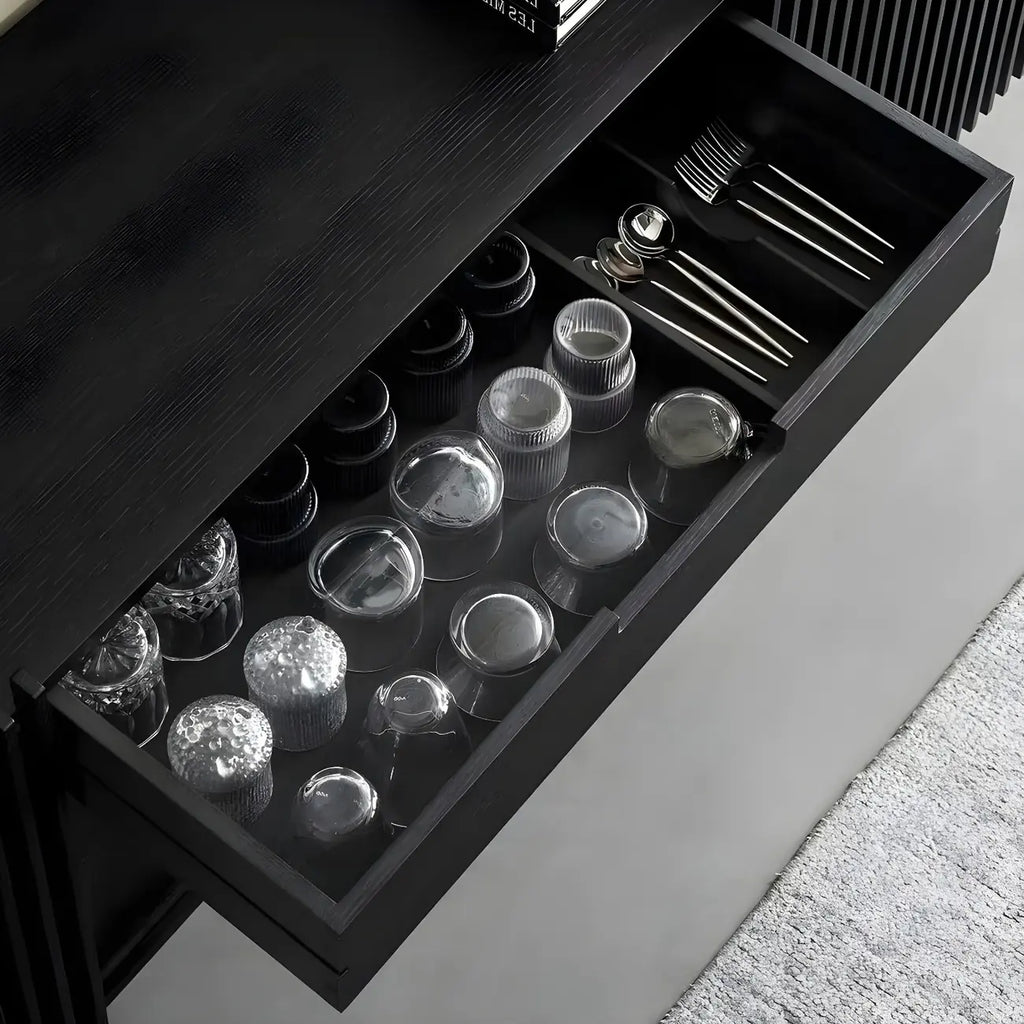 Buffet en bois noir avec portes coulissantes et tiroirs