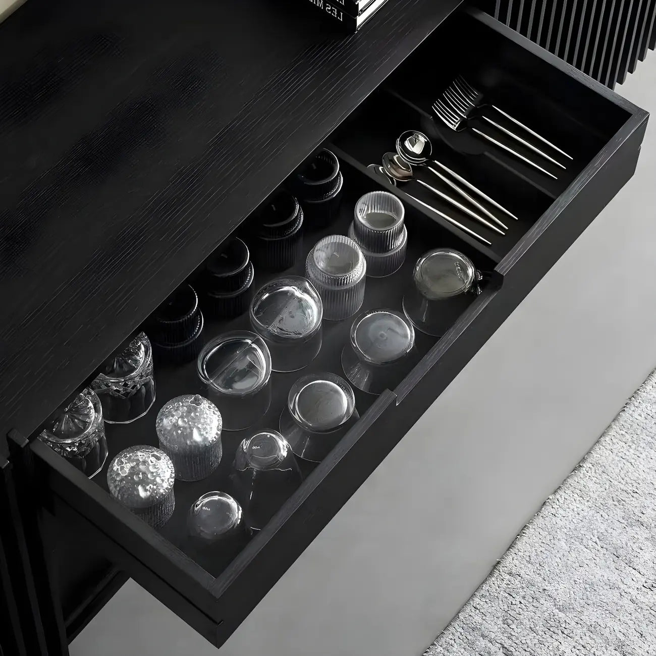 Buffet en bois noir avec portes coulissantes et tiroirs