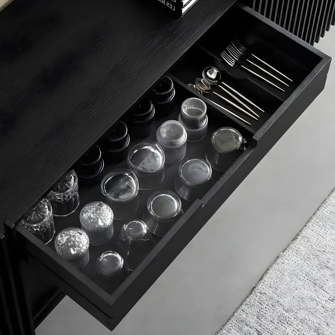 Buffet en bois noir avec portes coulissantes et tiroirs