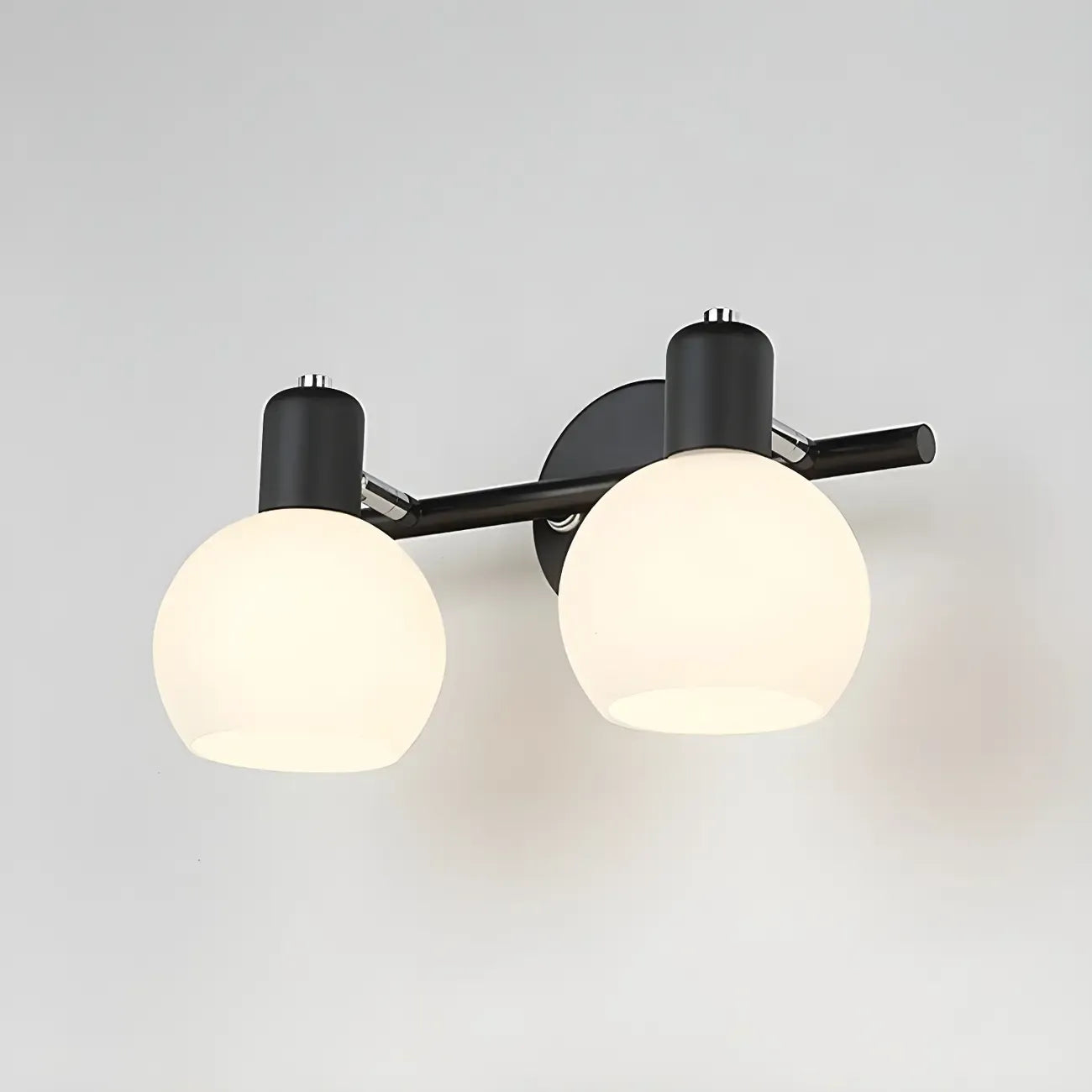 Applique murale moderne à 3 têtes noires avec abat-jour en verre blanc
