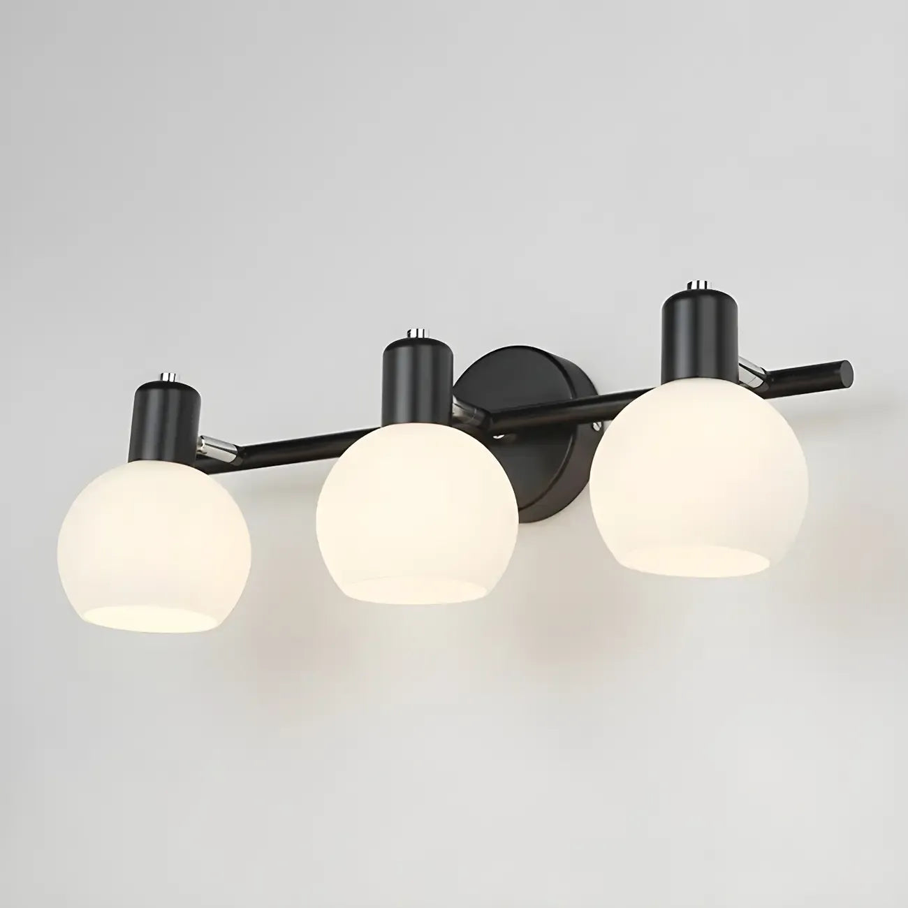 Applique murale moderne à 3 têtes noires avec abat-jour en verre blanc