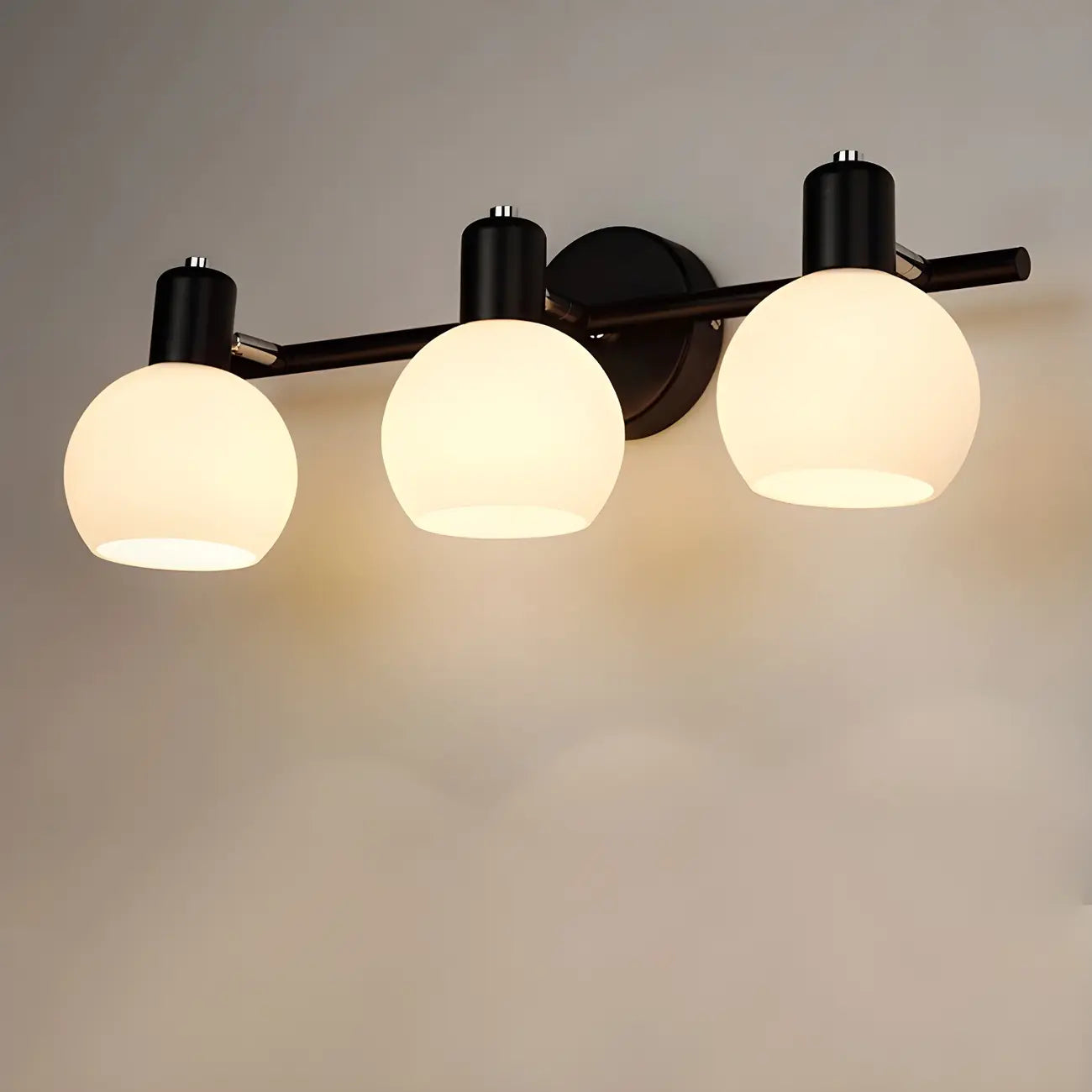 Applique murale moderne à 3 têtes noires avec abat-jour en verre blanc