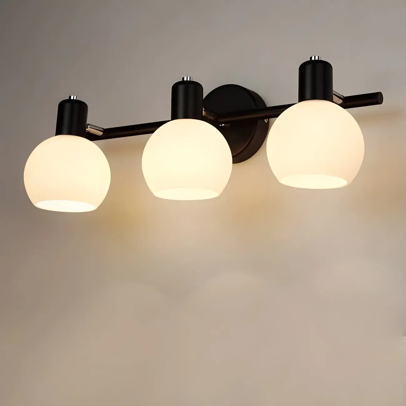 Applique murale moderne à 3 têtes noires avec abat-jour en verre blanc