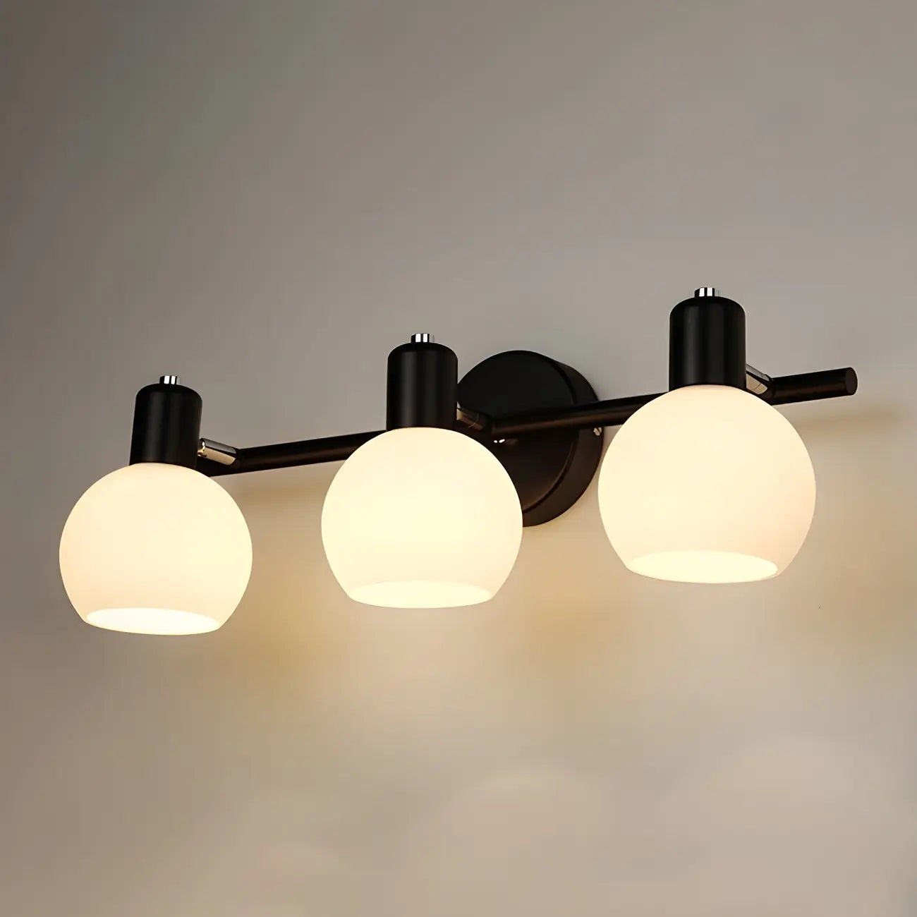 Applique murale moderne à 3 têtes noires avec abat-jour en verre blanc