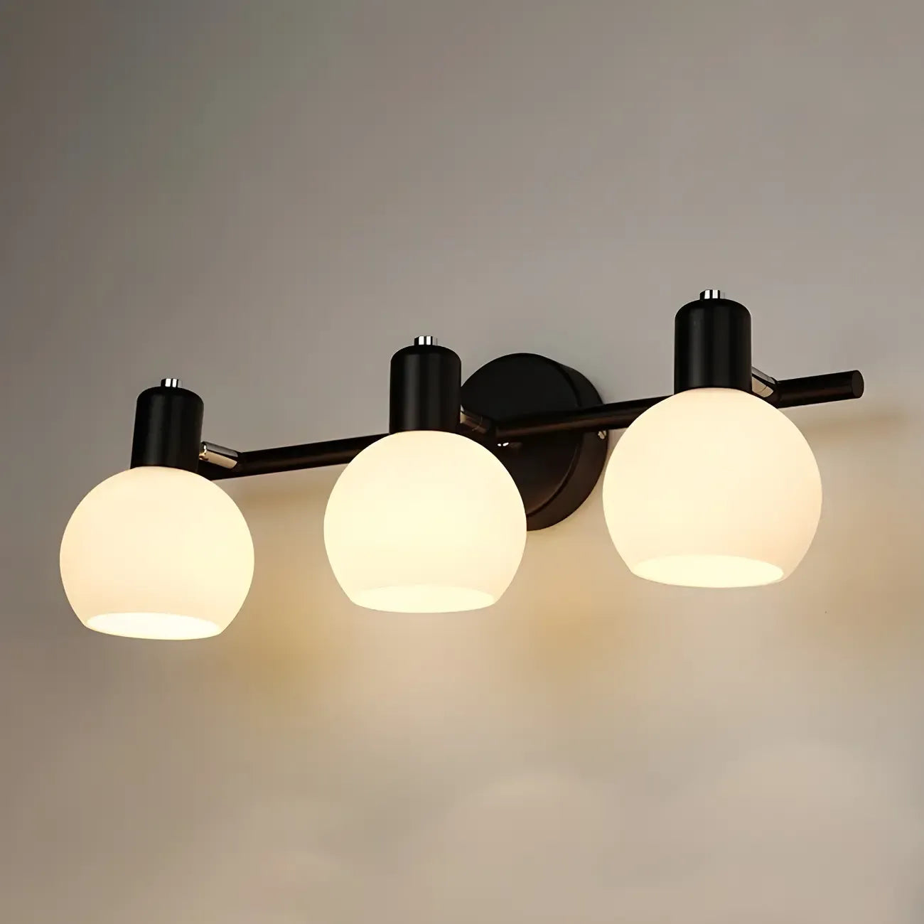 Applique murale moderne à 3 têtes noires avec abat-jour en verre blanc
