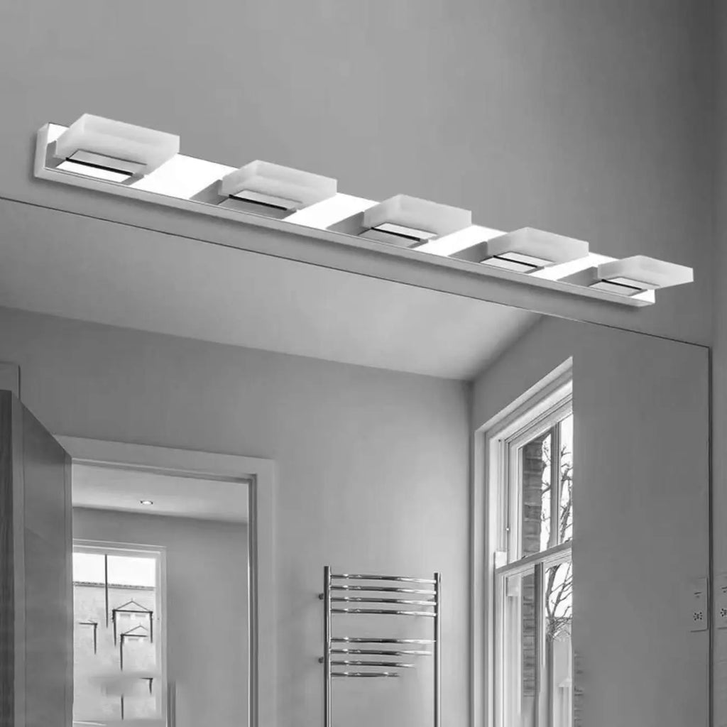 Applique murale minimaliste argentée à 3 lumières en acier inoxydable pour salle de bain