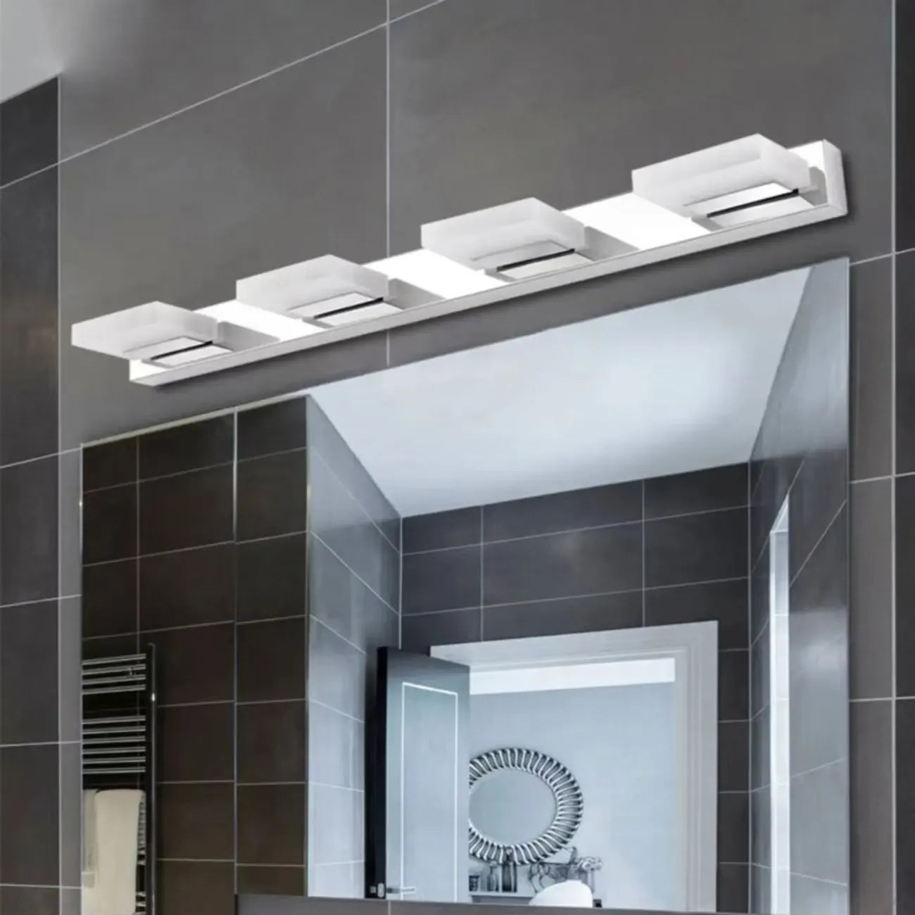 Applique murale minimaliste argentée à 3 lumières en acier inoxydable pour salle de bain