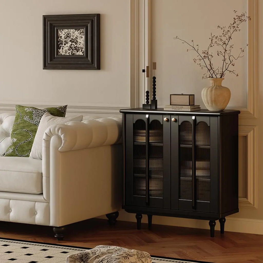 Buffet médiéval en bois noir avec étagères