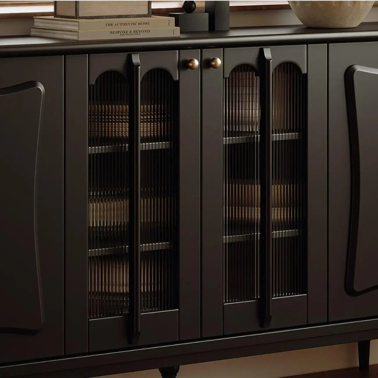 Buffet médiéval en bois noir avec étagères