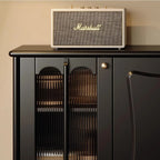 Buffet médiéval en bois noir avec étagères