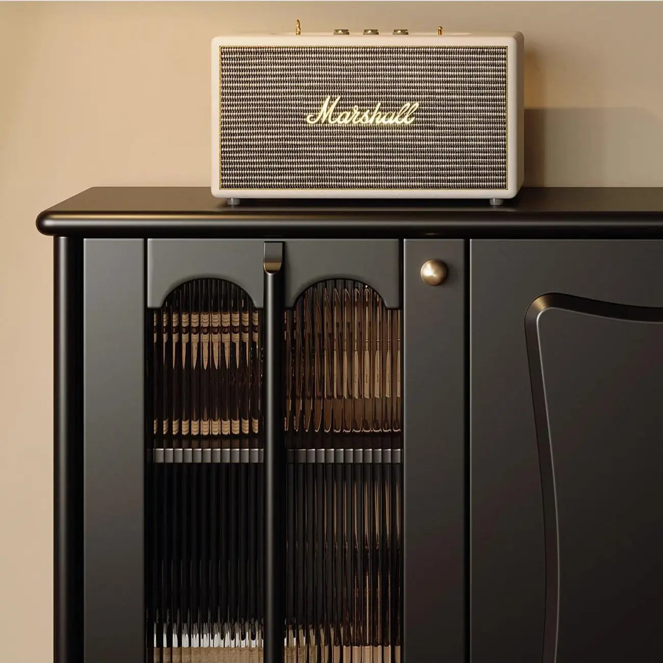 Buffet médiéval en bois noir avec étagères