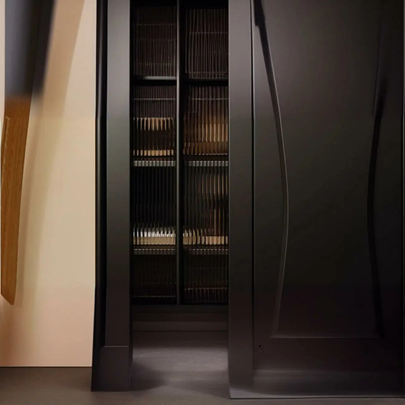 Buffet médiéval en bois noir avec étagères