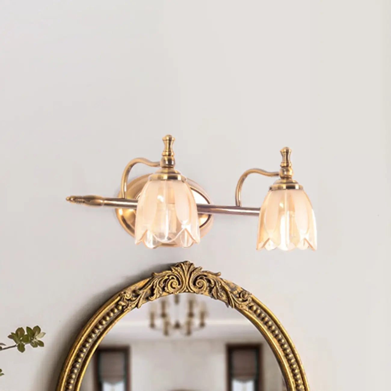 Lampada da bagno moderna in metallo con paralume in vetro floreale