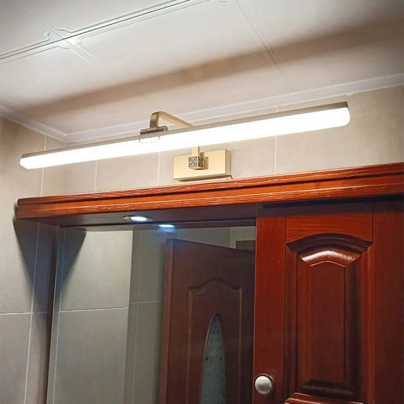 Applique murale minimaliste et réglable à LED dorée pour miroir de courtoisie