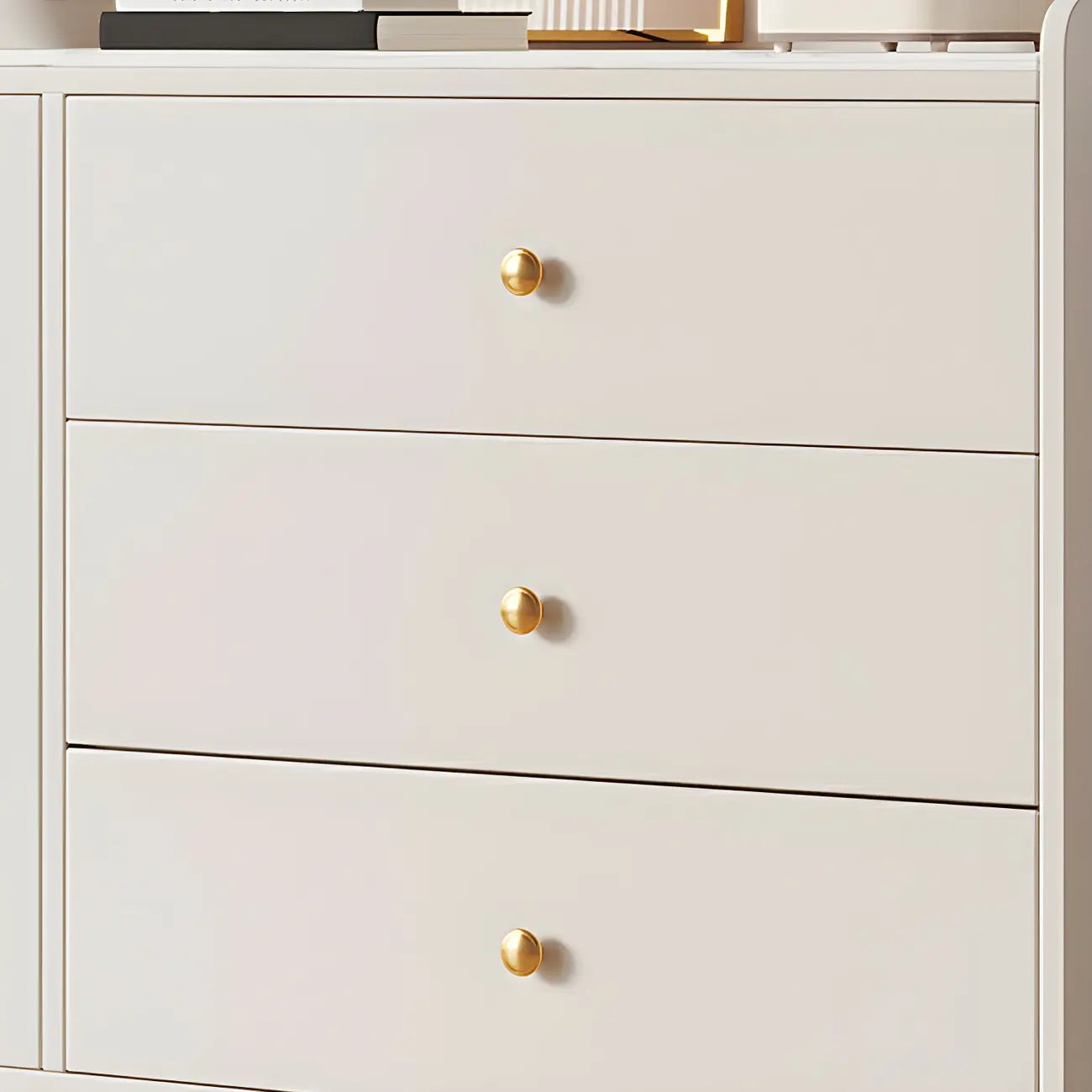 Buffet élégant en bois blanc avec tiroirs et étagères