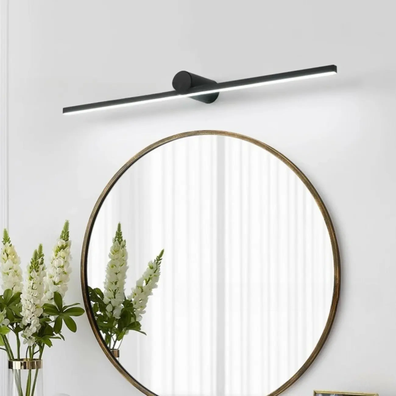 Applique murale LED linéaire noire à intensité variable pour salle de bain