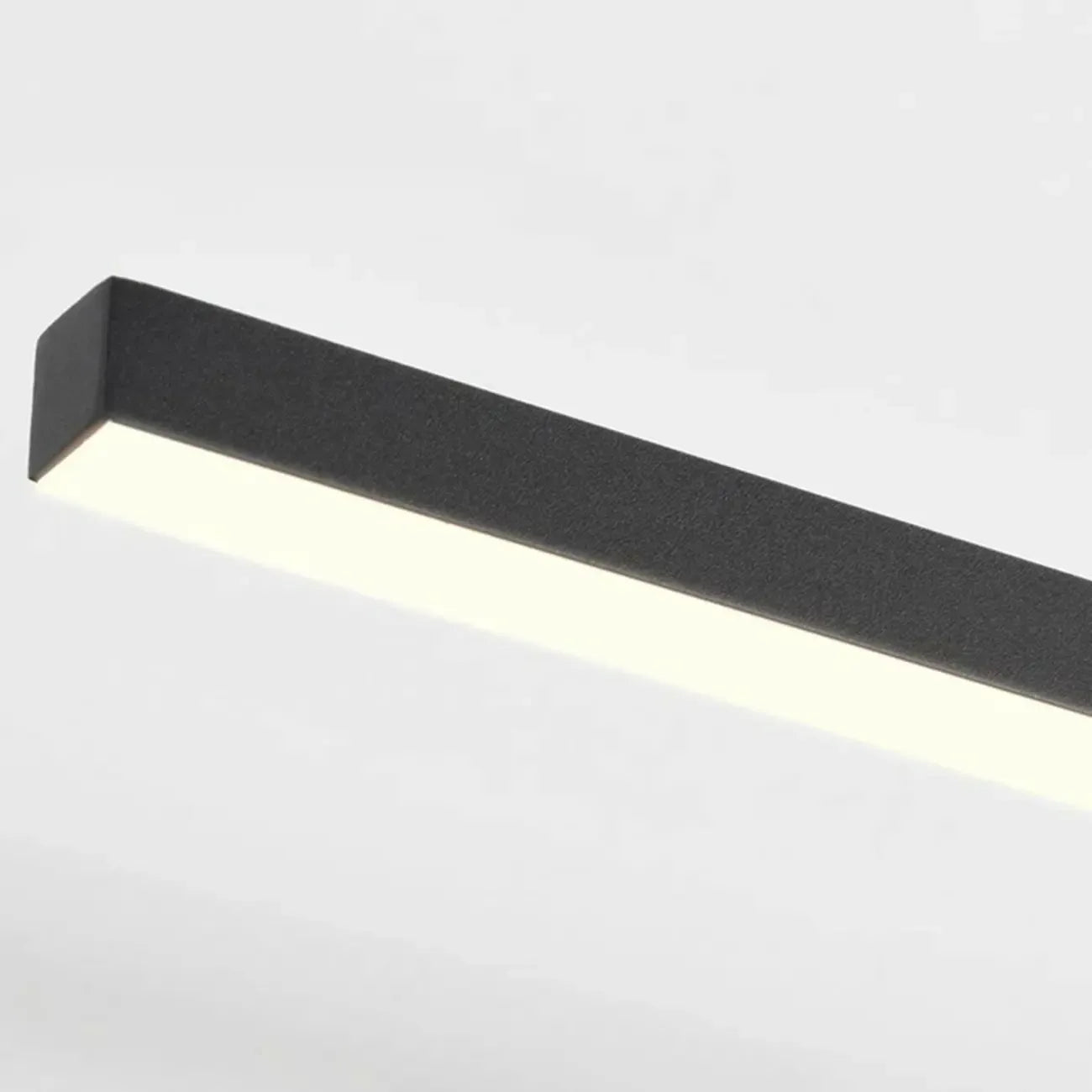 Applique murale LED linéaire noire à intensité variable pour salle de bain