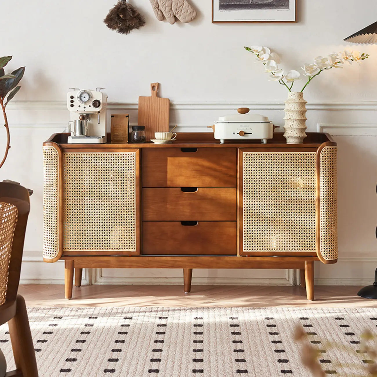 Buffet indépendant en rotin marron avec rangement