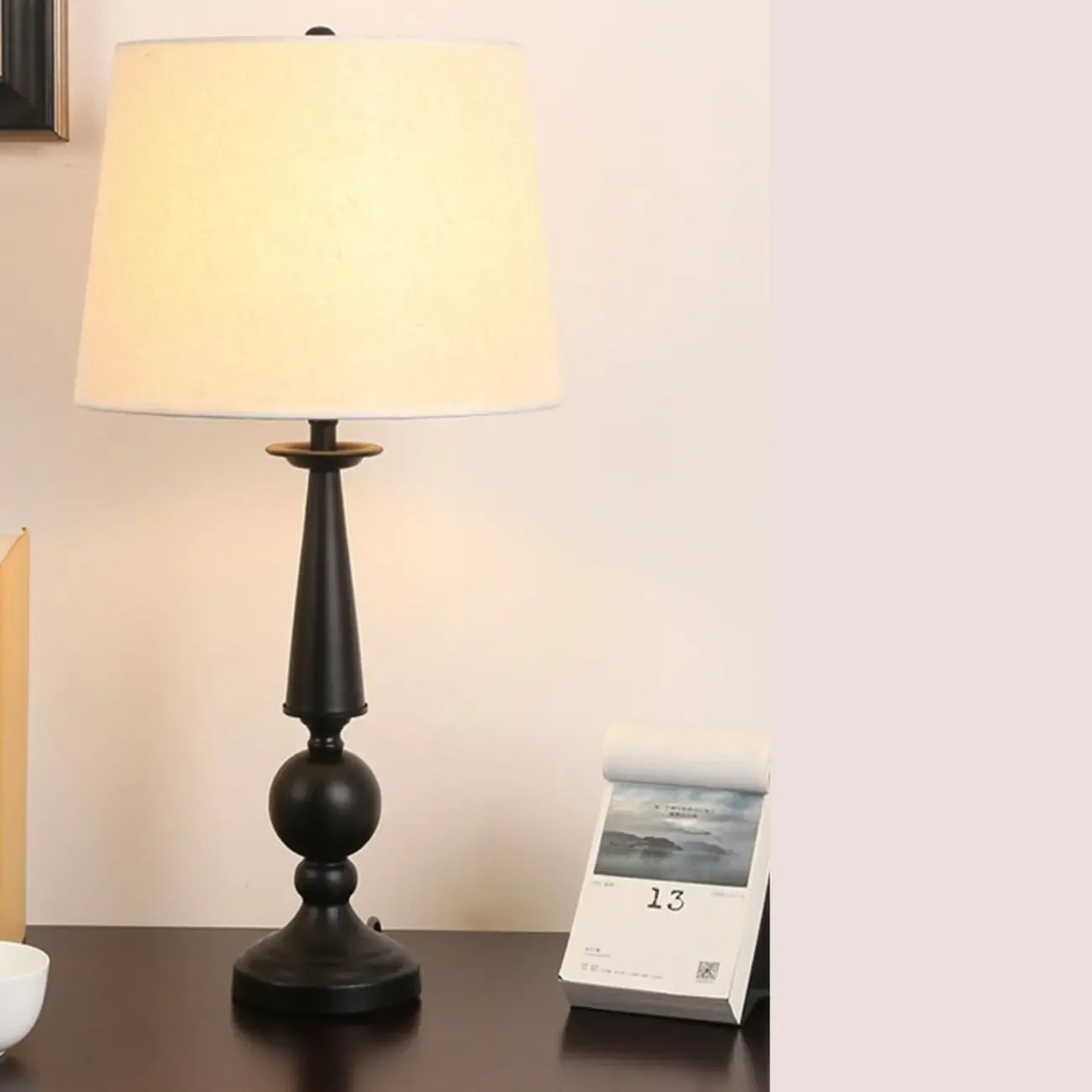 Lampe de table géométrique noire avec abat-jour en tissu pour chambre à coucher