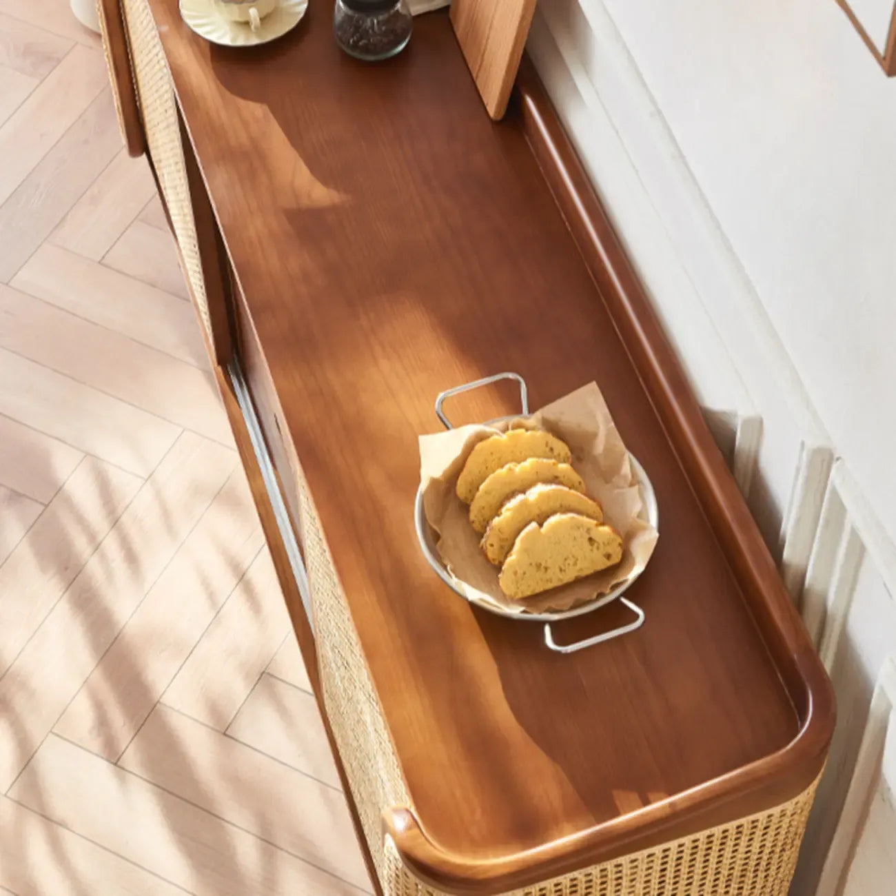 Buffet indépendant en rotin marron avec rangement