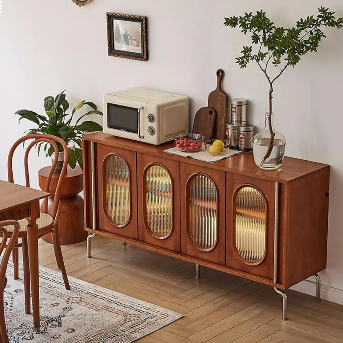 Buffet moderne en bois brun avec étagères réglables