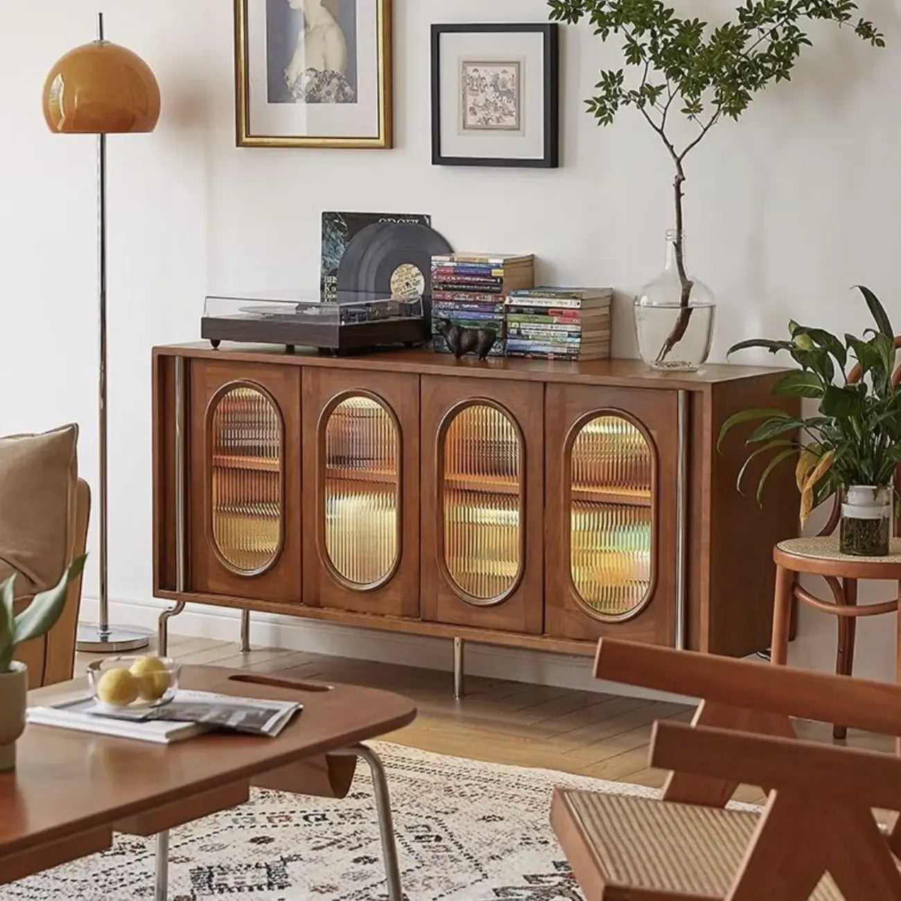 Buffet moderne en bois brun avec étagères réglables