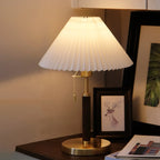 Lampe de table élégante en tissu plissé avec chaînette pour chambre à coucher
