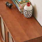 Buffet moderne en bois brun avec étagères réglables