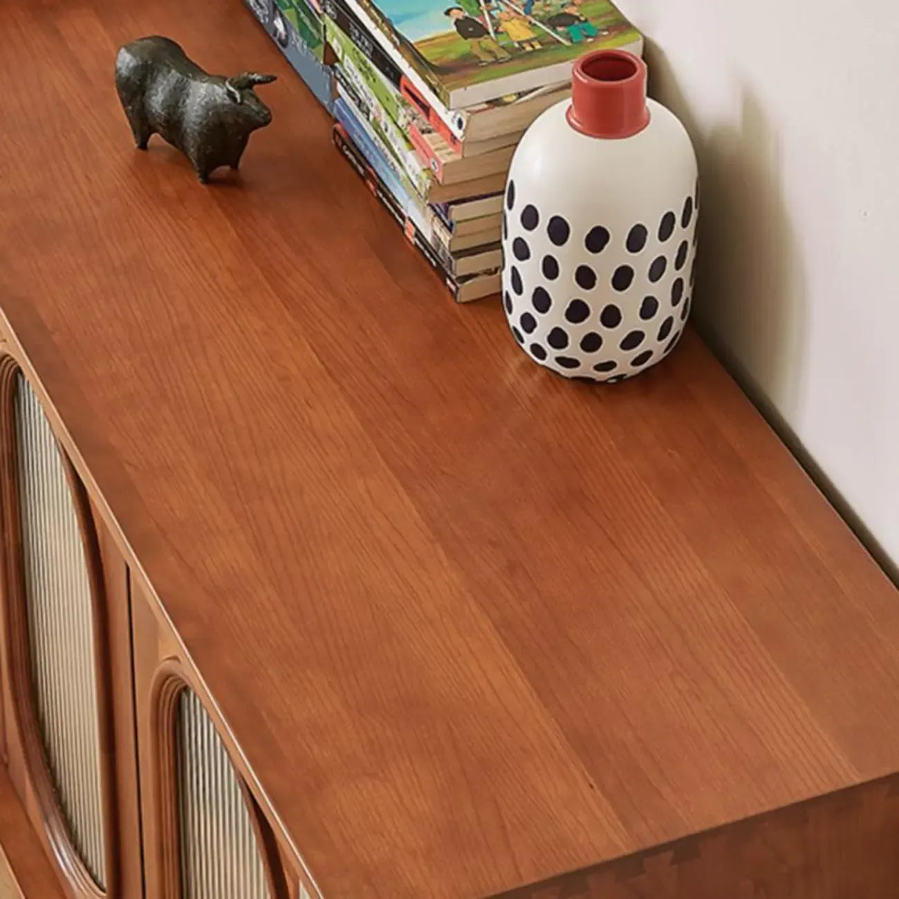 Buffet moderne en bois brun avec étagères réglables