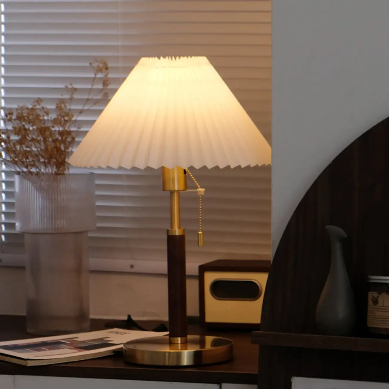 Lampe de table élégante en tissu plissé avec chaînette pour chambre à coucher