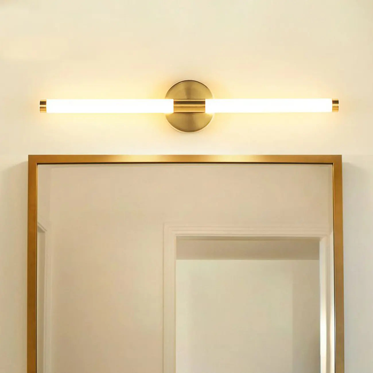Applique murale moderne en métal tubulaire doré à LED pour chambre à coucher