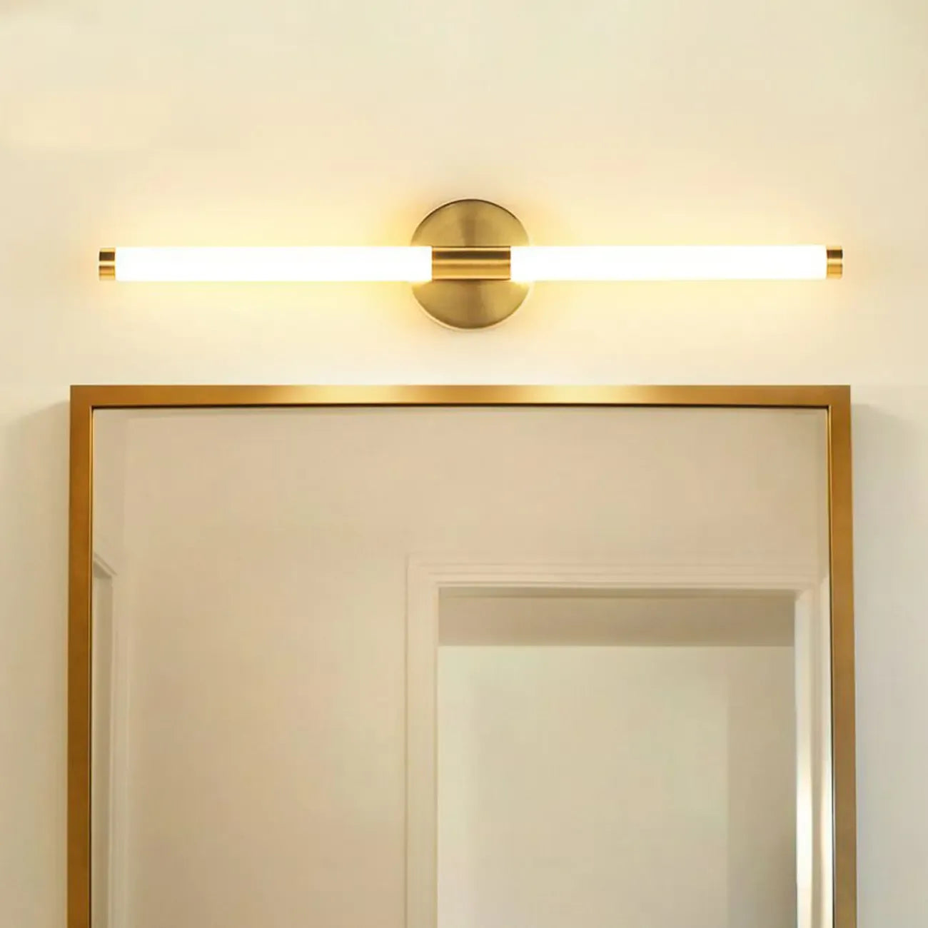 Applique murale moderne en métal tubulaire doré à LED pour chambre à coucher