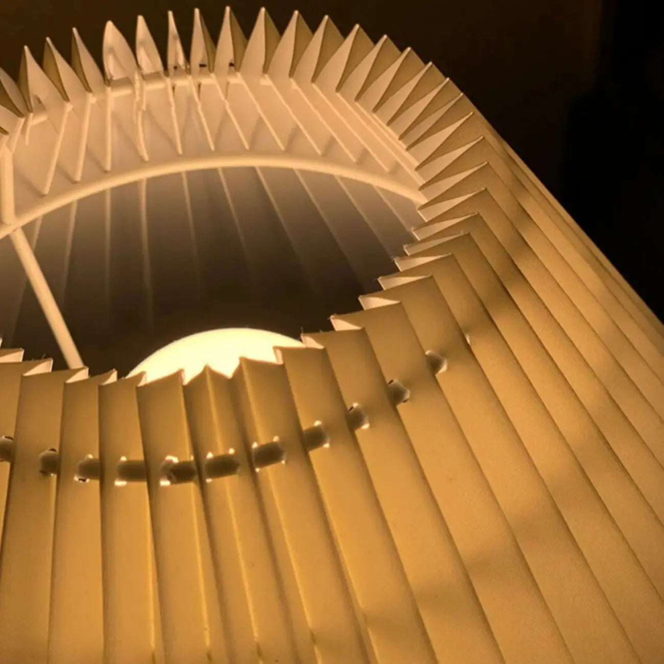 Lampe de table élégante en tissu plissé avec chaînette pour chambre à coucher